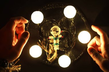 Büyülü bebeklerle, tarot kartlarıyla, kitaplarla, şeytani mumlarla ve cadılık objeleriyle dolu mistik bir hayat. Kehanet ayini.