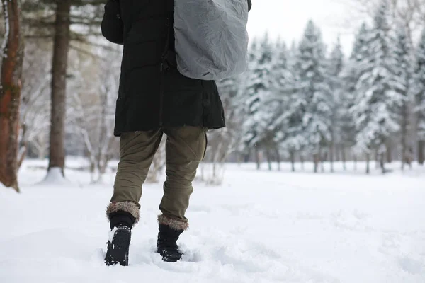 Utomhus Porträtt Stilig Man Rock Och Scurf Tillfälligt Vintermode — Stockfoto