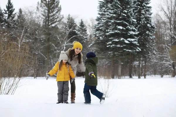 Familia Feliz Jugando Riendo Invierno Aire Libre Nieve Parque Ciudad — Foto de Stock