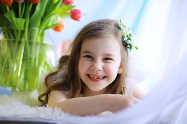 Schöne Mädchen Weißen Kleidern Mit Einem Herrlichen Strauß Erster Tulpen — Stockfoto
