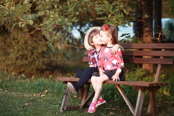 Bambini Una Passeggiata Nel Parco Autunnale Caduta Foglie Nel Parco — Foto Stock