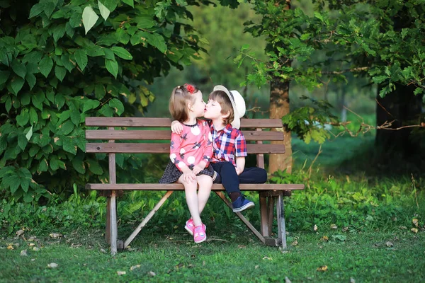 秋の公園を散歩する子供たち 公園の葉が落ちる 家族だ — ストック写真