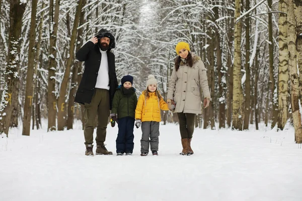 Famiglia Felice Giocare Ridere Inverno All Aperto Nella Neve Parco — Foto Stock
