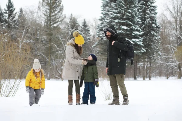 Bonne Famille Jouant Riant Hiver Extérieur Dans Neige Parc Municipal — Photo