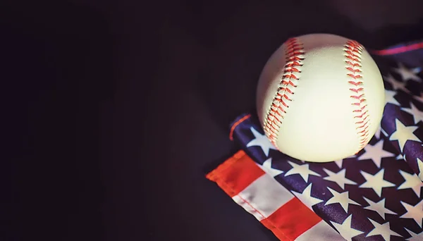 美国传统的体育运动 棒球和拿着美国国旗的蝙蝠在桌上 — 图库照片