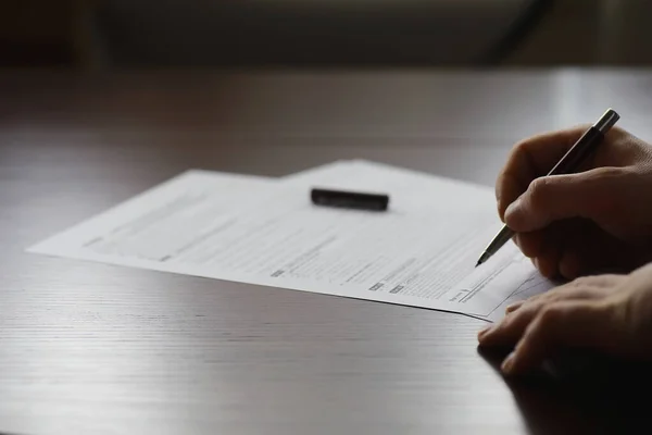 Reunión Negocios Hombre Firma Contrato Mano Masculina Con Pluma Hace — Foto de Stock