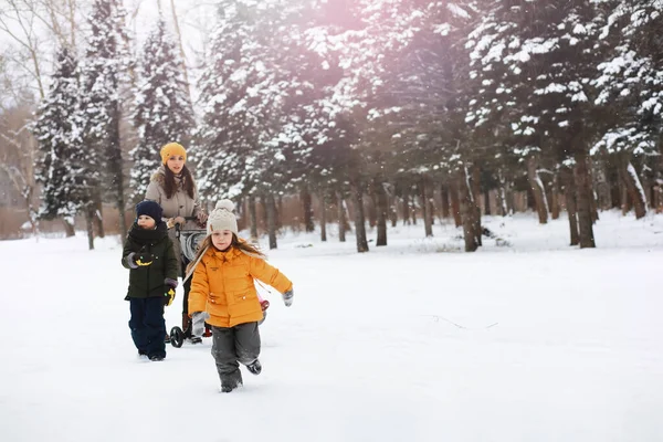 Happy Family Playing Laughing Winter Outdoors Snow City Park Winter — Stock Photo, Image