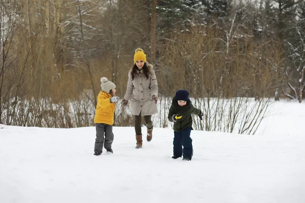 Familia Feliz Jugando Riendo Invierno Aire Libre Nieve Parque Ciudad — Foto de Stock