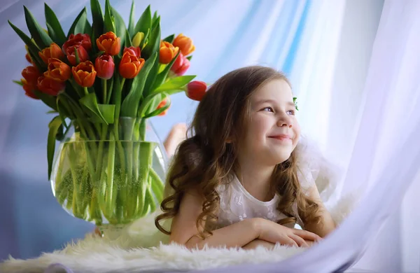 Krásná Dívka Bílých Šatech Nádhernou Kyticí Prvních Tulipánů Mezinárodní Den — Stock fotografie