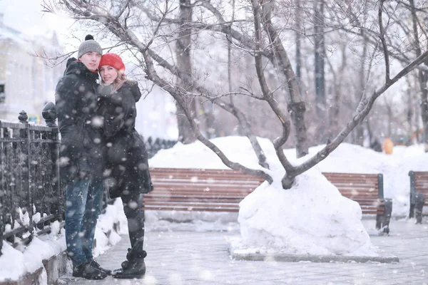 Young Couple Walking Winter Cit — Stock Photo, Image