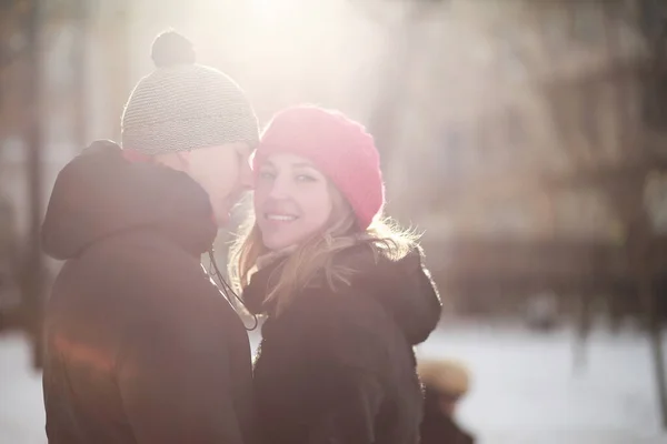 Pareja Joven Caminando Por Ciudad Invierno — Foto de Stock