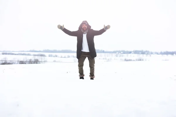 Portret Przystojnego Mężczyzny Płaszczu Scurfie Zwykła Zimowa Moda — Zdjęcie stockowe