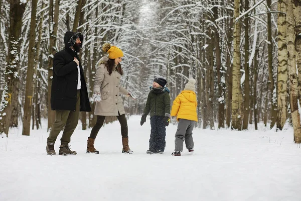 Familia Feliz Jugando Riendo Invierno Aire Libre Nieve Parque Ciudad — Foto de Stock