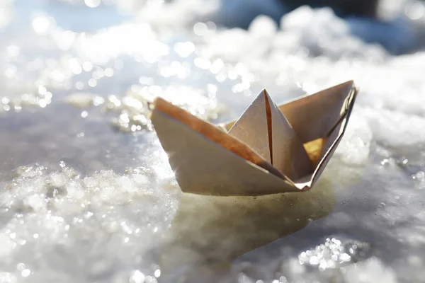 Паперовий Човен Воді Вулиці Концепція Ранньої Весни Танення Снігу Орігамі — стокове фото