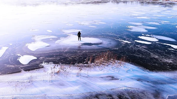 冬季森林的俯瞰 雪地森林中的自然景观 空中烟花 — 图库照片