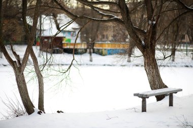 Kırsal alanların kış manzarası ve kardaki yollar
