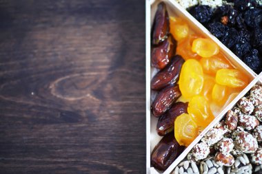 Ceviz ve kurutulmuş meyve çeşitleri masa üstü manzaralı..