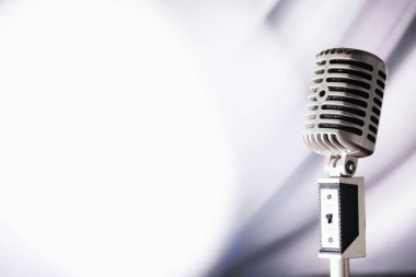 Retro mikrofonun yanında dur. Tripodun üzerindeki mikrofon. Klasik mikrofonlu sanatçının performansı. Mikrofonlu bir sahne.