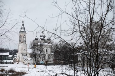Kırsal alanların kış manzarası ve kardaki yollar
