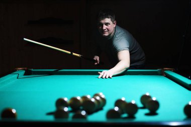Bilardo kulübü. Rus bilardo takımıyla kumar masası ve siyah bilardo topu. Rus piramidi (Rus bilardosu, piramit bilardosu), spor.