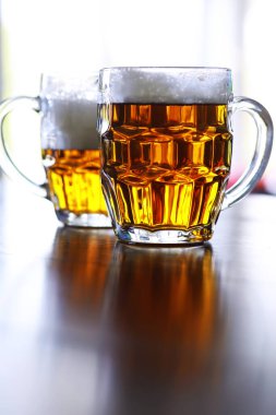 Tahta bir masada bir bardak taze bira. Bira bardağı taş masada. Üst görünüm kopyalama alanı