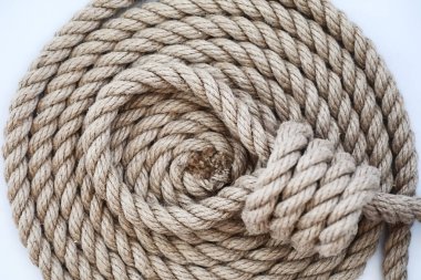 Skeine bağlanmış kalın bir ip. Dekorasyon ve tasarım için kenevir ipi. Balıkçılık ipinin arka planı.