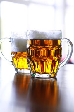 Tahta bir masada bir bardak taze bira. Bira bardağı taş masada. Üst görünüm kopyalama alanı