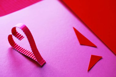 Renkli kağıtlar, renkli kağıtlardan parlak paletler, gökkuşağı renkleri. Renkli kağıt ve makaslı üst görünüm tablosu.