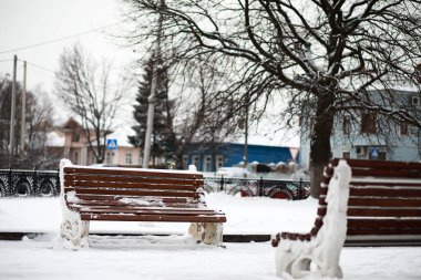 Kırsal alanların kış manzarası ve kardaki yollar