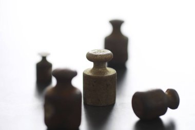 Küçük ağırlıklar klasik denge terazileri. Eskiler 'in eski ölçeği, antika pirinç ağırlık ölçeği detayları.