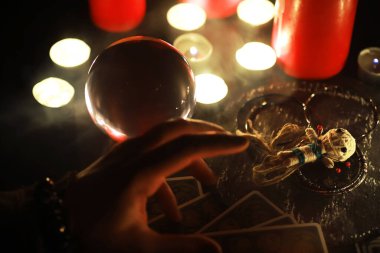 Büyülü bebeklerle, tarot kartlarıyla, kitaplarla, şeytani mumlarla ve cadılık objeleriyle dolu mistik bir hayat. Kehanet ayini.