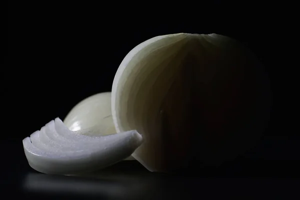Λάμπες Φρέσκου Κρεμμυδιού Μαύρο Φόντο Κρεμμύδι Είναι Πλούσιο Βιταμίνες Χρήσιμη — Φωτογραφία Αρχείου