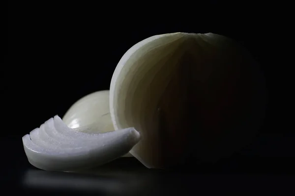 Bolbos Cebola Frescos Sobre Fundo Preto Cebola Bulbo Vitaminas Ricas — Fotografia de Stock