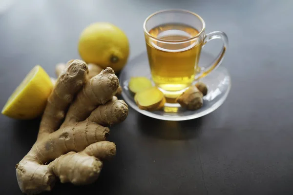 Ingefärsrot Hel Och Skivad Ingefära Med Citron Den Mörka Bakgrunden — Stockfoto