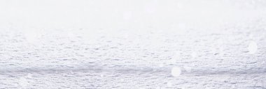 Karların dokusu. Kış yağmuru. Karlı bir yolda kar yağdıktan sonra izler.