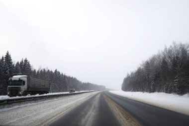 Kırsal alanların kış manzarası ve kardaki yollar