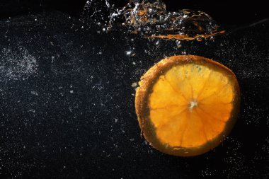 Olgun tatlı portakala su damlaları. Metnin için kopyalama alanı olan yeni Mandarin arkaplanı. Vejetaryen ve vejetaryen kavramı.