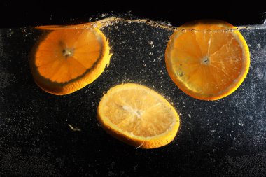 Olgun tatlı portakala su damlaları. Metnin için kopyalama alanı olan yeni Mandarin arkaplanı. Vejetaryen ve vejetaryen kavramı.