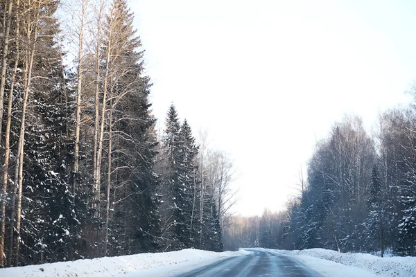 雪の中の田園風景や道路の冬の風景 — ストック写真