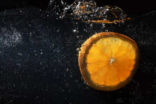 Olgun tatlı portakala su damlaları. Metnin için kopyalama alanı olan yeni Mandarin arkaplanı. Vejetaryen ve vejetaryen kavramı.