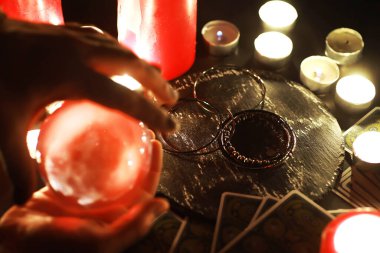 Büyülü bebeklerle, tarot kartlarıyla, kitaplarla, şeytani mumlarla ve cadılık objeleriyle dolu mistik bir hayat. Kehanet ayini.