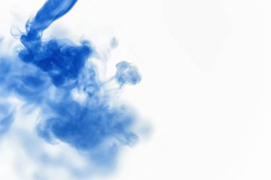 Suyun içinde bir tutam boya. Sudaki boyanın çözülmesi. Su kirliliği. Sanat yaratıcılığı kavramı.