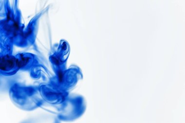 Suyun içinde bir tutam boya. Sudaki boyanın çözülmesi. Su kirliliği. Sanat yaratıcılığı kavramı.