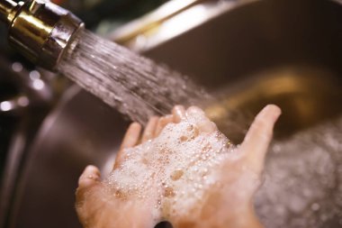 Hijyen kuralları. Yemekten önce el yıkama. Sabunlu antibakteriyel eller. Virüs enfeksiyonunu önlemenin yolu. Coronavirus koruması.