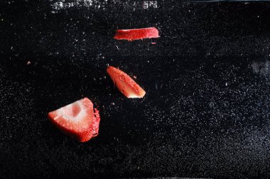 Su olgun tatlı çileğin üzerine damlıyor. Metnin için kopyalama alanı olan taze böğürtlen arka planı. Vegan kavramı.