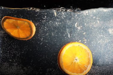 Olgun tatlı portakala su damlaları. Metnin için kopyalama alanı olan yeni Mandarin arkaplanı. Vejetaryen ve vejetaryen kavramı.