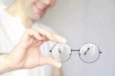 Kötü görüş kavramı. Kontak lens ve gözlüğü elinizde tutun. Reklam gözlükleri ve lensler için poster.