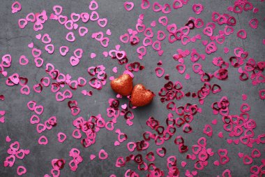 Romantik bir geçmiş. Aşk ve ilişki kavramı. Karanlık arka planda kalp şeklinde figürler. Sevgililer Günü kartı..