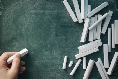 Tebeşir tahtası. Tahtaya yazmak için boya kalemleri. Öğrenme konsepti. Okulda tebeşir tahtası..