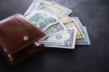 Nakit para büyük bir yığının içinde finans geçmişi olarak. Kağıt paralar kapansın. Üst görünüm